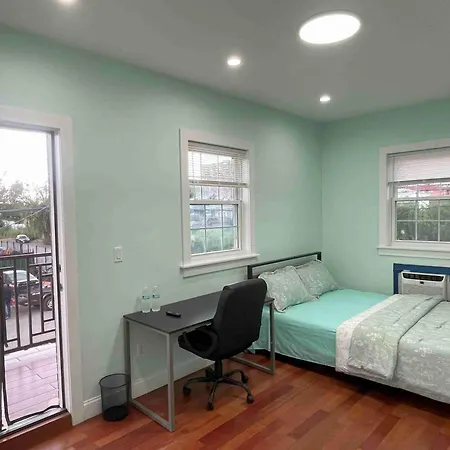 Near Jfk-Private Room With Share Bath And Kitchen